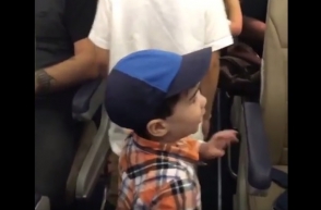 Ընկերասեր փոքրիկը ինքնաթիռում