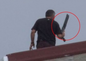 В Турции мужчина с крыши одного из зданий открыл беспорядочный огонь из дробовика (видео)