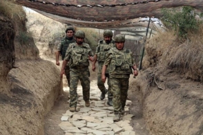 Ադրբեջանի ՊՆ-ն այցելել է Հայաստանի հետ սամանին տեղակայված սոտրաբաժանումներ (լուսանկար)