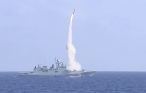 С борта российского крейсера «Адмирал Эссен» произведены пуски крылатых ракет «Калибр» по боевикам в Дейр-Эз-Зоре (видео)