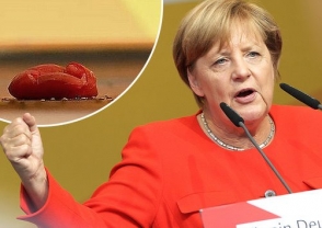 Во время предвыборной встречи в Ангелу Меркель метнули помидоры