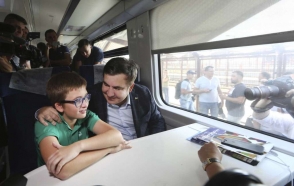 11-летний сын Саакашвили взял интервью у отца на английском языке