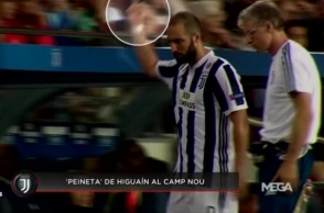 Игуаин показал средний палец фанатам «Барселоны»