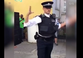 Танец британского полицейского поднимет вам настроение