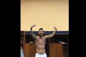 Ինչպես է կիսամերկ Լիոնել Մեսսին երգում հանդերձարանում (տեսանյութ)