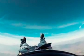 Թռիչքի ժամանակ պարաշյուտիստի շալվարն ընկել է (տեսանյութ)