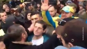 «Վերջապես մեր ձեռքն ընկար»․ Ավակովի խորհրդական Զորյան Շկիրյակին ամբոխը քիչ է մնացել՝ բզկտի (տեսանյութ)