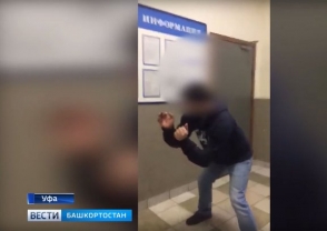 Ոստիկանության բաժանմունքի դռան մեջ մխրճված տաքսու վարորդը պարել է հերթապահ մասում