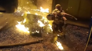 Ամերիկացի հրշեջը բռնել է երեխային, ում ցած են նետել այրվող տան 3-րդ հարկից