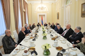 Հիմա սա ի՞նչ համարենք՝ մտավորականների հետ հանդիպո՞ւմ, թե՞ «գողական սխոդկա»