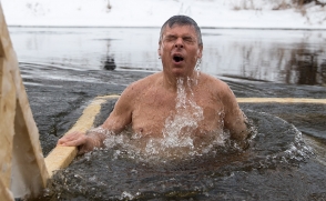 Ռուսաստանում ԱՄՆ դեսպանը սուզվել է սառցե ջրի մեջ
