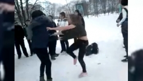 Ստավրոպոլում աշակերտուհիները ծեծել են միմյանց, իսկ նրանց համադասարանցիներն ուրախությամբ նկարահանել են (տեսանյութ)