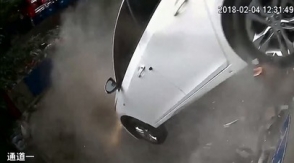 Չինաստանում մեքենան դուրս է թռել ավտոկանգառի 2-րդ հարկից