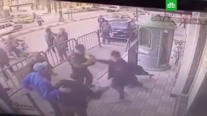 Ոստիկանը բռնել է 3-րդ հարկի պատշգամբից ընկած 5-ամյա երեխային (տեսանյութ)