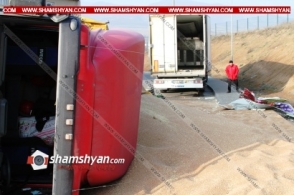 Ռուսաստանից 20 տոննա ցորեն տեղափոխող Iveco-ն բախվել է թուրքական բեռնատարին և կողաշրջվել