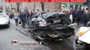 Երևանում բախվել են Toyota Land Cruiser-ն ու Lexus-ը. Lexus-ը մխրճվել է Nissan-ի, Nissan-ն էլ՝ Opel-ի մեջ
