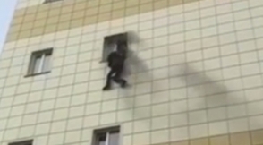 Կեմերովոյի այրվող առևտրի կենտրոնի պատուհաններից մարդիկ իրենց ցած են նետել (տեսանյութ)