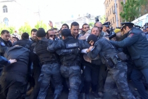 Ոստիկանները քաղաքացիներին բերման են ենթարկել Մաշտոցի պողոտայից (տեսանյութ)