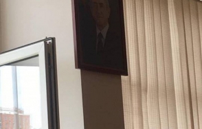 Բերման ենթարկվածը բաժանմունքի պատուհանից շպրտել է Սերժ Սարգսյանի լուսանկարը (տեսանյութ)