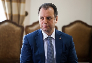 Ցուցարարներն արգելափակել են Վիգեն Սարգսյանի ծառայողական ավտոմեքենան