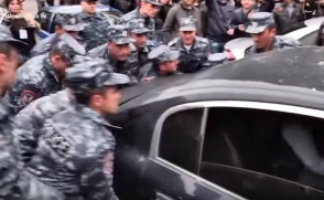 Ինչպես են ոստիկանները ճոճում աղջիկների մեքենան (տեսանյութ)