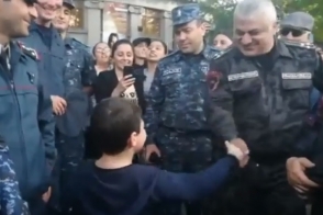 Ժողովուրդը շնորհավորում է ոստիկաններին՝ Սերժ Սարգսյանի հրաժարականի առթիվ