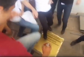 Արտաշատում դասադուլ անող աշակերտները ոտքերով տրորել են ՀՀԿ-ի շտաբի ցուցանակը (տեսանյութ)