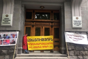 Բողոքի ակցիա դատախազության դիմաց. ցուցարարները պահանջում են գլխավոր դատախազի հրաժարականը (տեսանյութ)