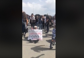 Մասիսի ձերբակալված քաղաքապետի աջակիցները փակել են Մասիս-Երևան ճանապարհը․ նրա մայրը պնդում է, որ ոստիկաններն իր հանդեպ բռնի ուժ են կիրառել (տեսանյութ)