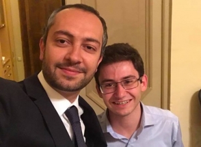 Վարչապետի աշխատակազմի ղեկավարը ներկայացրել է իր օգնականին, ով 21 տարեկան է