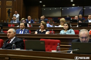 «Ծառուկյան» խմբակցության պատգամավոր Մերուժան Սիմոնյանը հայտարարել է պատգամավորական մանդատը վայր դնելու մասին