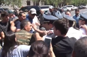 Մանվել Գրիգորյանի աջակիցները այսօր էլ են բողոքի ակցիա իրականացրել ԱԱԾ-ի դիմաց (տեսանյութ)
