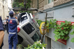 Թբիլիսիում մեքենան կայանելու ժամանակ հայտնվել է բնակելի տան բակում (լուսանկար)
