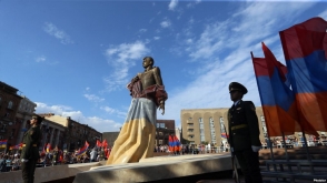 Երևանում բացվել է Արամ Մանուկյանի արձանը