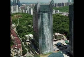 Չինաստանի երկնաքերի արհեստական ջրվեժն ունի 108 մետր բարձրություն