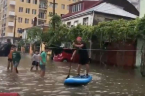 Բաթումում հորդառատ անձրևից հետո նավակով են շրջում (տեսանյութ)