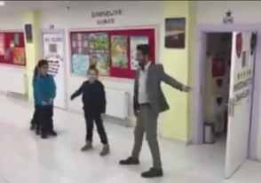 Դիարբեքիրում ուսուցիչն առավոտյան աշակերտներին պարելով է դիմավորում