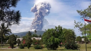 На пострадавшем от землетрясения индонезийском острове проснулся вулкан
