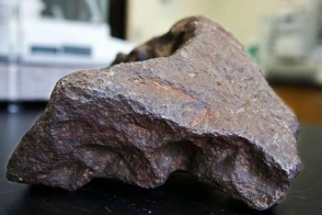Американец 30 лет подпирал дверь метеоритом за $100 тысяч (видео)