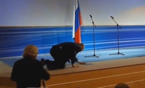 Жириновский упал на сцене