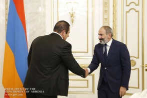 ՀՀ կառավարության շենքում հանդիպել են Նիկոլ Փաշինյանն ու Գագիկ Ծառուկյանը (լուսանկար)