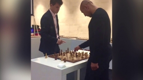 Артур Абрахам сыграл в шахматы с Магнусом Карлсоном (видео)