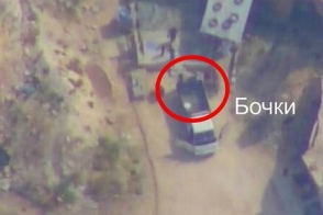 Минобороны России показало кадры вывоза террористами бочек с хлором в Сирии (видео)