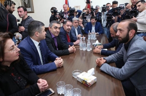 Пашинян встретился с представителями АРФ «Дашнакцутюн»