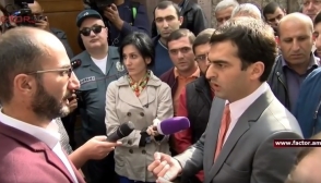 Водители машин с «правым рулем» провели митинг перед НС (видео)