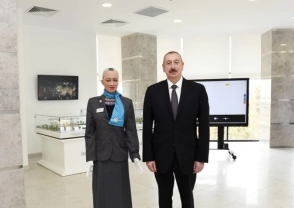 Ադրբեջանի նախագահը զրուցել է Սոֆյա ռոբոտի հետ (տեսանյութ)