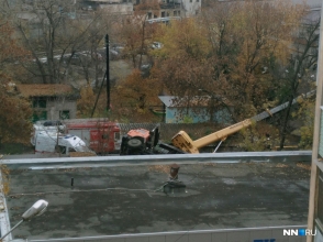 В Нижнем Новгороде автокран упал на детский сад (видео)