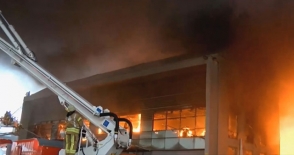 Крупный пожар вспыхнул на мебельной фабрике в Стамбуле (видео)