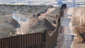 Белый Дом усиливает защиту границы с Мексикой (видео)