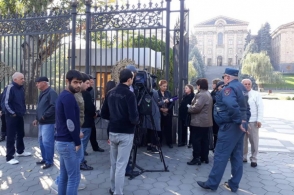 Родственники пожизненно осужденных провели акцию протеста возле здания НС (видео)